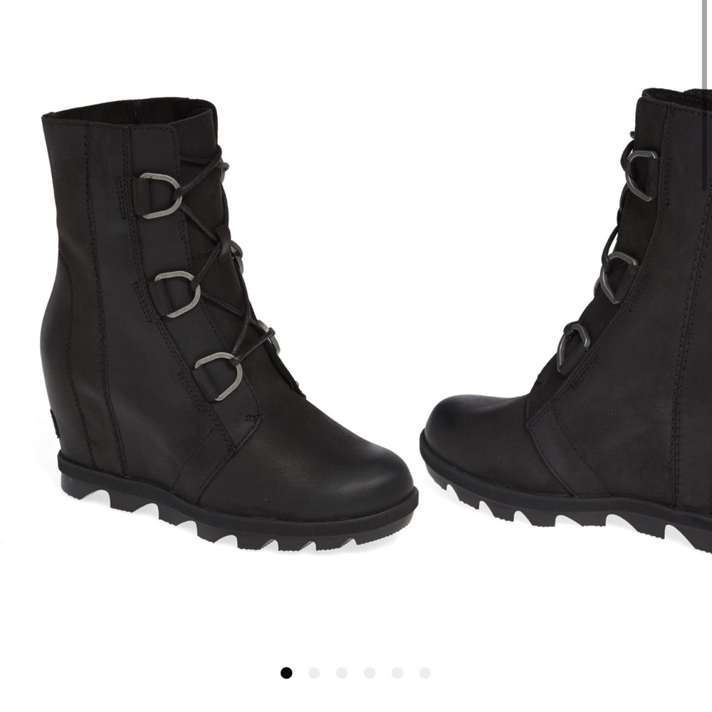Sore waterproof boots. Wore once in the plane.
